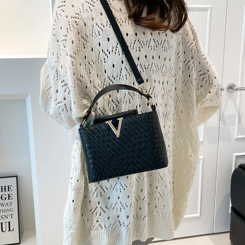 Women Fashion PU Leather Crossbody Bag Metal V Logo Embossed Weave Texture Small Square Handbag Ladies Shoulder Daily Purse