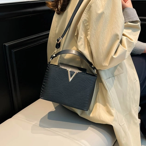 Vintage Geweven Textuur Synthetisch Leer Crossbody Tas Voor Vrouwen Met Metalen V Gesp Elegante Handtas Stedelijke Schoudertas Dagelijks