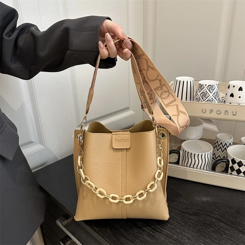 Borsa A Secchiello Di Moda Pelle PU Texture Litchi Borsa A Tracolla Con Catena Decorativa E Tracolla Larga Stampata Per Donne