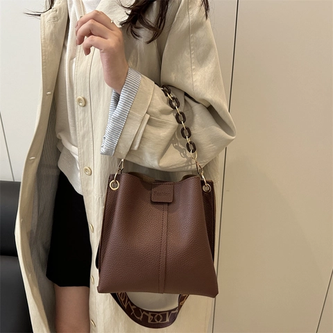 Borsa A Secchiello Di Moda Pelle PU Texture Litchi Borsa A Tracolla Con Catena Decorativa E Tracolla Larga Stampata Per Donne