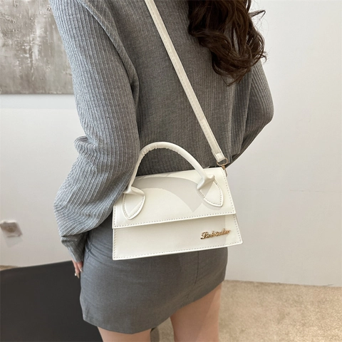 Vintage PU Leder Quadratische Umhängetasche Für Damen Metall Logo Klappe Handtasche Mit Verstellbarem Riemen Alltags Urban Tasche