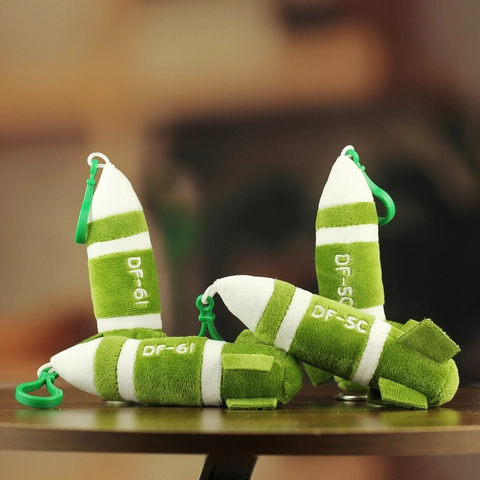 Porte-Clés Créatif en Peluche en Forme de Missile Jouet Rembourré Modèle Militaire Poupée Ornement de Sac à Dos Clés Cadeau pour Hommes