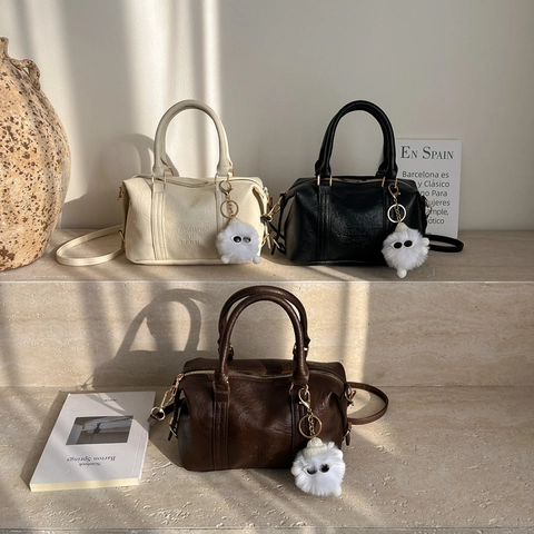 Vintage PU Leder Boston Tasche Damen Geprägte Handtasche Mit Plüschanhänger Lässige Schulter Umhängetasche Fashion Air Paris