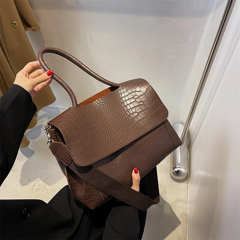 Damen Große Kapazität Krokodilmuster PU Leder Einkaufstasche Retro Klappe Schultertasche Mit Breitem Gurt Pendeltasche