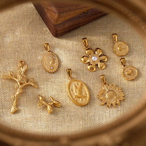 Stainless Steel DIY Jewelry Pendants 18K Gold Plated Sunflower Balloon Dog Moon Heart Relief Cross Rose Portrait Pendant Only Without Chain