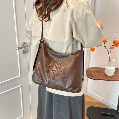 Large Capacity PU Leather Hobo Bag For Women Vintage Embossed Logo Shoulder Crossbody Bag Versatile Daily Commuter