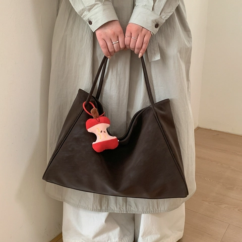 Minimalistische PU Leder Große Kapazität Tote Bag Retro Pendler Schultertasche Mit Plüsch Apfelkern Anhänger