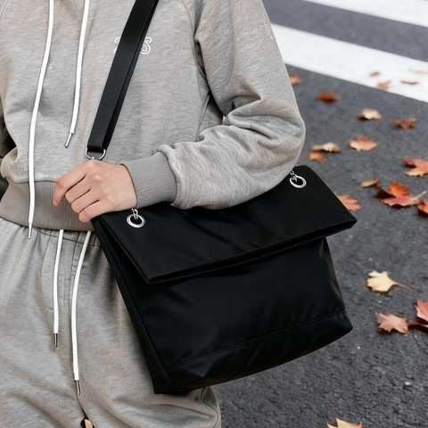 Damen Große Kapazität Nylon Tragetasche Minimalistisch Klappe Schultertasche Metallkette Dekorativ Verstellbarer Riemen Freizeit