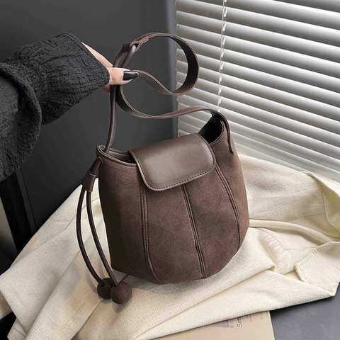 Vintage Dames Emmer Tas Frosted Suede Splicing Crossbody Handtas Met Decoratieve Bal Hanger Retro Flap Schoudertas