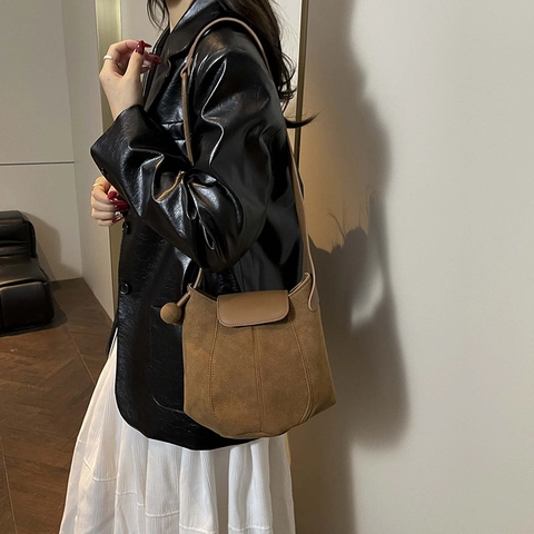 Vintage Dames Emmer Tas Frosted Suede Splicing Crossbody Handtas Met Decoratieve Bal Hanger Retro Flap Schoudertas