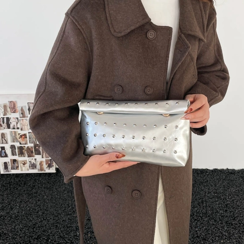Bolso de Mano de Cuero PU Metálico con Remaches para Mujer Cuadrado Pequeño Bolso de Noche Color Sólido Versátil para Fiesta