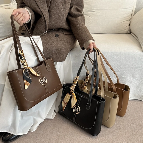Bolso Tote De Cuero PU Para Mujer Gran Capacidad Bolso De Hombro Commuter Con Pañuelo De Satén Decorativo Y Logo M Metal