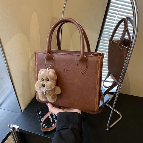 Petit Sac à Bandoulière Carré en Cuir PU Vintage pour Femmes Rétro Minimaliste Sac Fourre-tout Avec Pendentif en Peluche Sac à Main