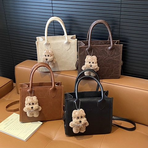 Petit Sac à Bandoulière Carré en Cuir PU Vintage pour Femmes Rétro Minimaliste Sac Fourre-tout Avec Pendentif en Peluche Sac à Main