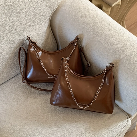 Sac Sous Le Bras Hobo En Cuir PU Brillant Pour Femmes Sac Bandoulière Minimaliste Avec Chaîne Métallique Rétro