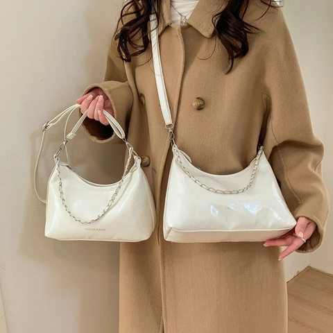 Sac Sous Le Bras Hobo En Cuir PU Brillant Pour Femmes Sac Bandoulière Minimaliste Avec Chaîne Métallique Rétro