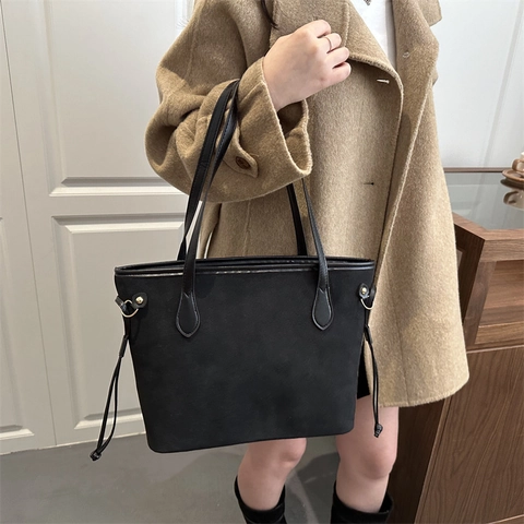Borsa Tote da Donna a Grande Capacità in Texture Scamosciata Minimalista Smerigliata con Ciondolo a Forma di Orsetto di Peluche