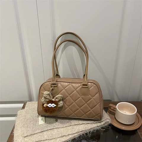Sac à Épaule Matelassé Losange Femme en Cuir PU Boston Tote Bag Avec Pendentif Monstre en Peluche Style Coréen Sac