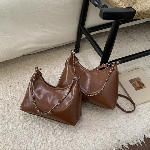 Sac Hobo En Cuir PU Brillant Rétro Sac À Épaule Sous Le Bras Avec Chaîne Métallique Sac À Main Croissant Femmes