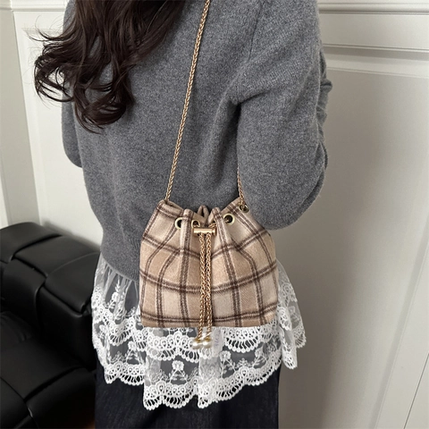 Vintage Checkered Woolen Bucket Bag For Women Elegant Gold Chain Strap Drawstring Shoulder Crossbody Bag With Artificial Pearl