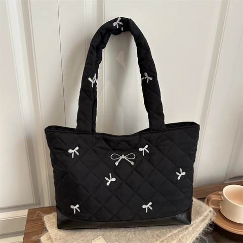 Mode Gewatteerde Draagtas Dames Grote Capaciteit Strikborduurwerk Nylon Gewatteerde Schoudertas Winter Casual Handtas