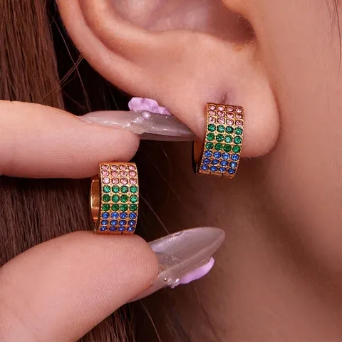 Boucles d'Oreilles Huggie en Acier Inoxydable Quatre Rangées Zircon Plaqué Or 18K Dégradé Strass Géométrique Femme