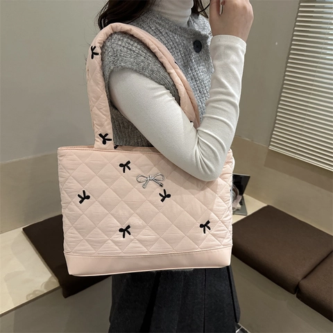 Winter Gesteppt Diamant Tragetasche Mit Schleifen Stickerei Große Kapazität Nylon Schultertasche Für Damen Süße Mode Handtasche