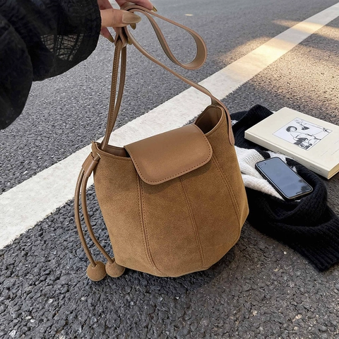 Retro Wildleder Schulter Beuteltasche Für Damen Mit Kordelzug Rundkugel Anhänger Lässige Umhängetasche Flap Geldbörse