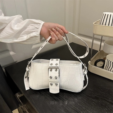 Women Crocodile Pattern PU Baguette Bag Vintage Underarm Shoulder Bag With Metal Buckle Grommet Strap Y2K Fashion Handbag