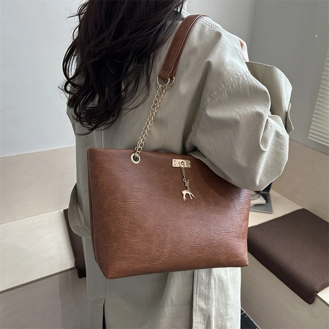 Borsa Tote Grande Capacità In Pelle PU Con Catena Dorata E Pendente A Forma Di Cervo Elegante Borsa A Spalla Casual Per Donna