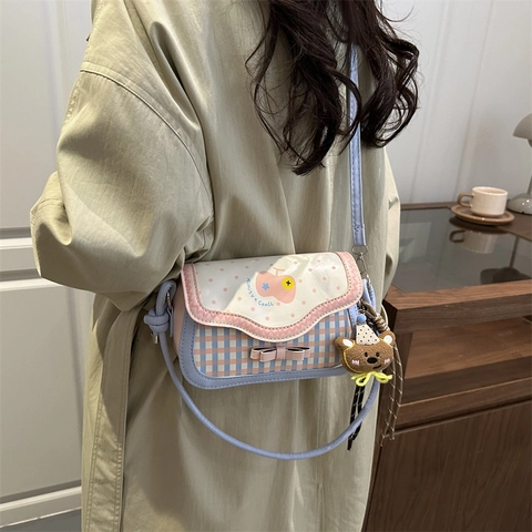 Sac à Épaule en Cuir PU Plaid Doux Japonais pour Femmes Avec Pendentif Ours en Peluche Nœud Couleur Contrastée Sac Carré
