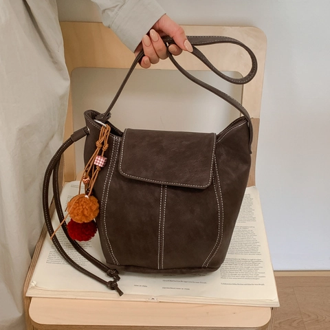 Retro Bucket Umhängetasche Damen PU Leder Matt Kontrastnähte Klappe Kordelzug Klein Täglich Schultertasche