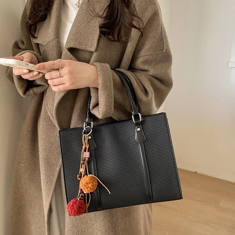 Bolso de Mano de Cuero PU Tejido Retro para Mujer Bolso Bandolera de Gran Capacidad Con Charm de Pompon Bolso de Diario Street Style