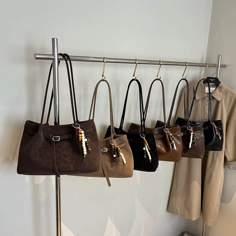 Retro Women PU Leather Tote Bag Large Capacity Suede Glossy Shoulder Bag With Beaded Pendant Minimalist Commuter Handbag