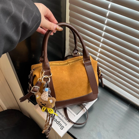 Borsa Boston Retro Giunzione In Camoscio Pelle PU Borsa A Tracolla Minimalista Borsa Vintage Con Ciondolo Orso Per Donna