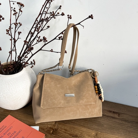 Bolso Tote de Gran Capacidad Retro para Mujer de Cuero PU de Gamuza Mate Con Correa de Cadena y Amuleto de Borla de Madera