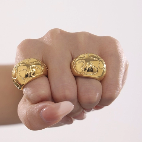 Anello A Cupola Grosso Acciaio Inossidabile Placcato Oro 18K Motivo A Cuore In Rilievo Fascia Larga Gioielli Per Donne Stile Retrò