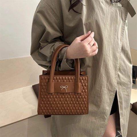 French Fashion Quilted PU Leather Handbag For Women Simple Commuter Crossbody Bag With Bow Metal Decoration Shoulder Bag