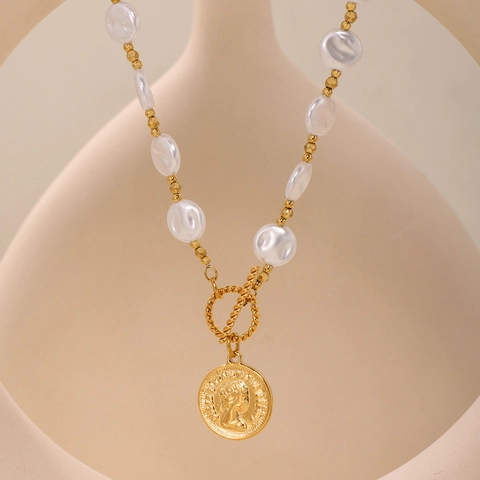 Collar Colgante Moneda Retrato Reina Retro Perla Artificial Concha Chapado Oro Acero Inoxidable Cierre Toggle Joyería Vintage Mujer