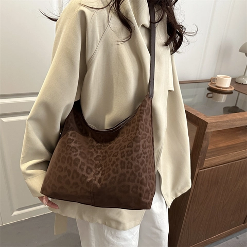 Hobo Tasche Mit Leopardenmuster Für Damen Große Kapazität Marmorierte Lederoptik Schultertasche Mit Baseball Anhänger Lässig Tote Bag