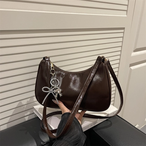 Damen Unterarmtasche Aus Glänzendem PU-Leder Trendy Minimalistische Hobo-Tasche Mit Schleifen-Herz-Anhänger Reißverschluss