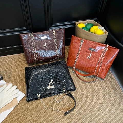 Sac Fourre-tout pour Femmes Motif Crocodile Grande Capacité en Cuir PU Sac à Bandoulière Avec Chaîne Et Pendentif Cerf Sac à Main Rétro