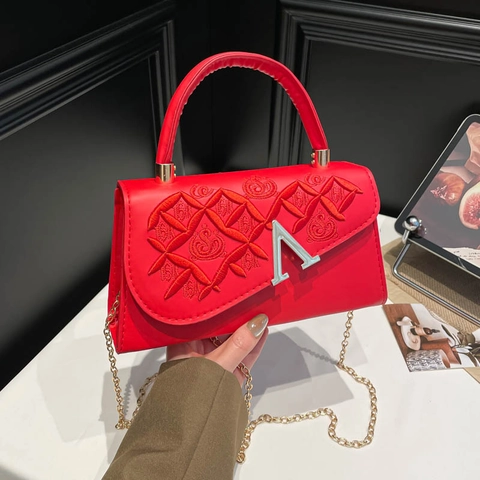 Sac à Main de Mode pour Femmes avec Broderie en Cuir PU Treillis Sac Bandoulière Chaîne avec Fermoir en V en Métal Petit Sac Carré pour Bureau Quotidien