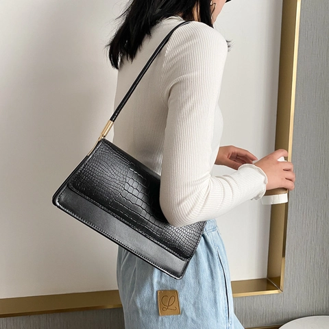 Women Crocodile Pattern Shoulder Bag Faux Leather Underarm Handbag Retro Rectangular Flap Messenger Bag With Gold Hardware