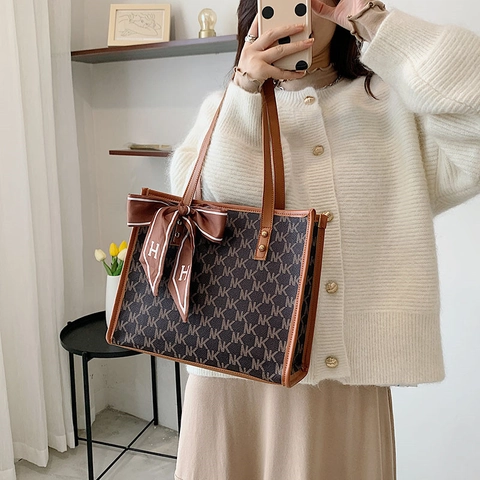 Damen Mode Große Kapazität Einkaufstasche PU Leder Monogramm Druck Schultertasche Mit Dekorativem Schal Vintage Pendeltasche