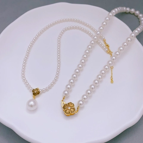 Elegante Collana Di Künstliche Perle Tonde Rame Placcato Oro 18K Ciondolo Quadrifoglio Gioielli In Stile Vintage Per Donna