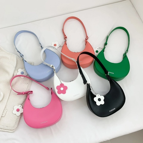Bolso de Axila de Media Luna de Cuero PU de Moda para Mujer Bolso de Hombro Hobo Casual Con Colgante de Flor Color Sólido