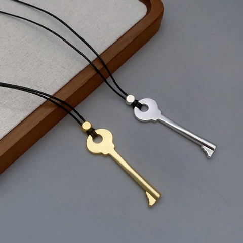 Collier Pendentif Clé Minimaliste Laiton Plaqué Or 18K Longue Chaîne De Pull Avec Cordon Ciré Noir