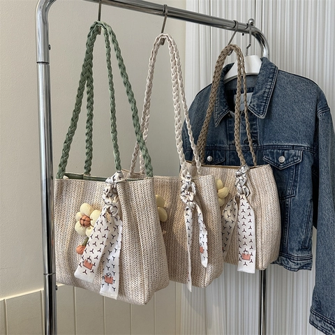 Handgefertigte Gewebte Stroh Tragetasche Für Damen Mit Blumenanhänger Und Satinschal Sommer Strand Schultertasche Lässige Mode Urlaubstasche