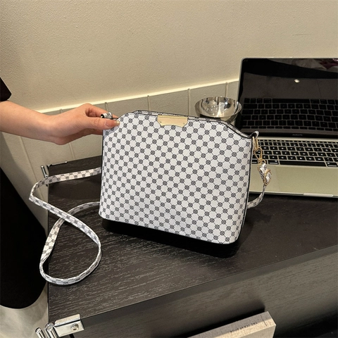 Borsa a Tracolla da Donna Vintage Monogramma Moda in Pelle PU a Forma di Guscio Borsa a Spalla Grande Capacità Quotidiana